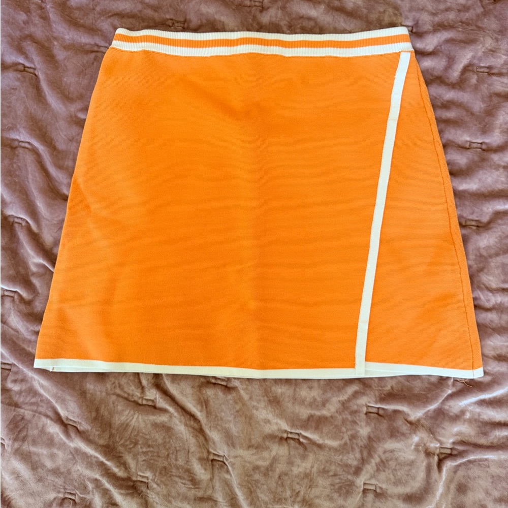 House of Harlow 1960 Orange Knit Set with White Trim - Picture 3 of 7